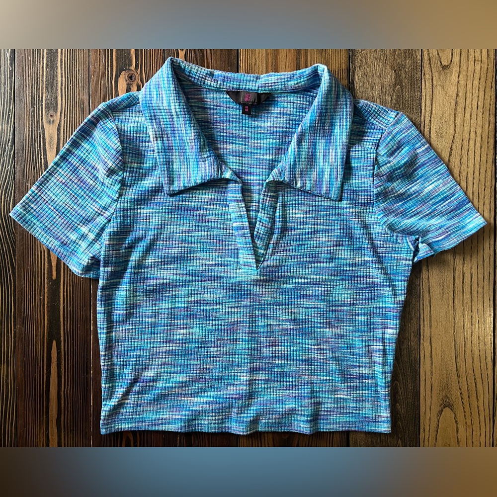 NO BOUNDARIES • v-neck collared crop top short sleeve tee colourful size medium